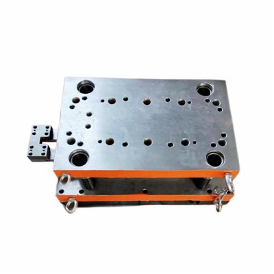 Els fabricants obren motlles per produir matrius d'estampació